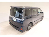 後部座席とリヤはプライバシーガラスになっています。座っている人や置いてある荷物が見えにくくなっているのでプライバシーの確保が出来ます。