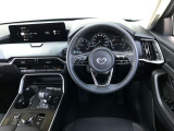 【運転席インテリアデザイン】左右対称のインテリアデザインでドライバーを包み込み運転に集中できるように設計されています。