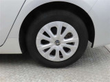 車両のデザインにマッチした純正アルミホイールを装着しています。