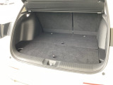 広々としたトランクスペースを備えており、日常の買い物から旅行の荷物までしっかり収納。使い勝手の良い荷室で、さまざまなシーンに対応できます。