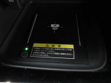 置くだけでワイヤレス充電可能です。