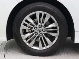 純正アルミホイールは精度が高く、走行の安定性が優れています。タイヤサイズ225/60R18