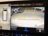 車の全周囲の画像が表示されます。運転席から見づらい個所なども、上空から見たような映像で確認できます。映像のきりかえも出来、後方確認だけでなく大変便利な機能です。