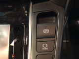 HOLD機能付きの電動パーキングブレーキ。HOLD機能を使用すると、信号待ちなどでフットブレーキから足を放しても、車は動かずそのまま停車してくれます。ドライブなど足が疲れた時には便利な機能です。