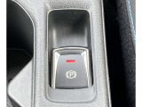 電動パーキングブレーキです。ブレーキペダルを踏み込み、Pスイッチを引き上げると作動、押し下げると解除されます。