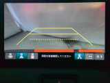 バックでの車庫入れも安心です! リアカメラが付いているバックモニター付のナビディスプレーを装備しております。操作線もついており距離感も画面から確認できます。