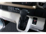 インパネシフトだから視線の移動も少なく足元もスッキリ♪運転席もゆったりしているのでゆとりを持ってドライブできますね!
