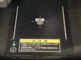 センターコンソールにはワイヤレス充電器を装備してます。Qi(チー)規格対応のスマートフォンなどを置くだけでワイヤレスで充電可能です。またスマートフォンの充電可能なUSB端子なども別途装備しています。