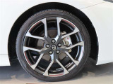 純正のアルミホイール装着車です。タイヤサイズは225/40R18です。