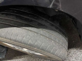 ホイールの状態やタイヤ溝の残り具合は、安全性や維持費にも関わる重要なポイントです。写真にて現状をご確認いただけますが、気になる点や詳細については、お気軽にお問い合わせください。