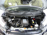 車にとって、とても大切な部分のエンジンルーム。綺麗に清掃済みで安心です。