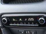 オートエアコンなのでスイッチひとつで車内を設定温度に調節してくれます☆