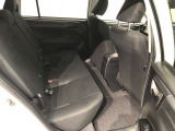【後部座席】も当然、綺麗・清潔に仕上げております。内装の綺麗なお車は気持ちが良いですし、コンディションのいい車が多いです。これもオススメの1台です。