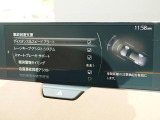 こちらのお車には先進安全装備が多数搭載されています。衝突被害を回避あるいは軽減するためのブレーキや、後方死角からの接近警報、車線逸脱を防止する警報装置など、詳しくはスタッフまでお尋ねください。