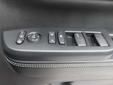 運転席のパワーウインドースイッチ部です。よく触れる場所だからこそ、使用状態があらわれますよね。ぜひこうした所もチェックしてください。