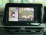 『アラウンドビューモニター』は、空から見下ろすような視点で、スムースな駐車と安全確認をサポートします。