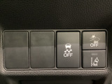 Hondaセンシング用の、VSA(ABS+TCS+横滑り抑制)解除と路外逸脱抑制機能のオンオフスイッチなどはハンドルの右側に装備しています。