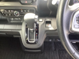 【eコンスイッチ】低燃費運転をサポートするECONモード。スイッチをONすると、エンジンやトランスミッション、A/Cなどを協調制御し、燃費の向上に貢献。エコドライブの効果を高めます。