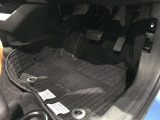 内装工程では、中古車を気持ちよくお乗りいただけるよう清掃しています。ニオイの元となるフロアカーペットまで洗浄・消臭済み?