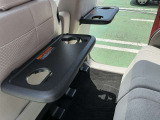運転席と助手席後ろにシートバックテーブルが付いてます。