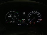 ハイブリット車専用のメーターです。右側の大型スピードメーターに加え、ステアリングスイッチを使って左のマルチインフォメーション・ディスプレイで燃費や動力伝達などの情報が見れるようになっています。