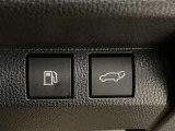 ボタンひと押しでハッチバックは電動開閉します。ゴルフ場やホテルのエントランスでもスマートにの荷物の出し入れが行えます。
