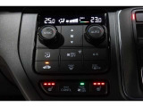 運転席と助手席の温度設定の変更が可能な左右独立タイプのデュアルエアコンです♪♪♪暑がりな人・寒がりな人も誰もが車内を快適にお過ごしいただけます♪♪♪
