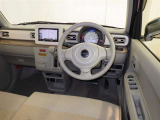運転席まわりです。 各操作スイッチは使いやすい位置に配置されてます。