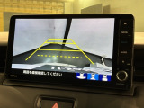 リバースギアに入れるだけで後方の表示へ切り替わります。夜間や雨の日の駐車も楽になりますよ。