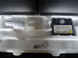【パンク修理キット】何かがタイヤに刺さった場合、応急的に溶剤を流し込み、小型コンプレッサーでタイヤに空気を注入し、走ることができます。