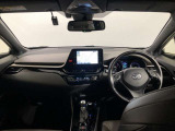 シンプルながら機能性あふれる運転席廻りです。視界性もよく、運転しやすいですよ。
