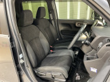 乗降がしやすい運転席。高さが調節できて小柄な方でも運転しやすいポジションをとることができます。