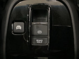 セレクトレバーの下に電子制御パーキングブレーキがあります。スイッチひとつで、停車した地点の傾斜などをシステムが検知・判断してブレーキ力を自動的に最適制御し、しっかり停車できるパーキングシステムです。