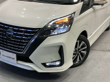 前方や対向車部分だけ切り分けてハイビームになるアダプティブLEDヘッドライトです。