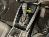 自然に手が届く距離に配置されたシフトレバー。