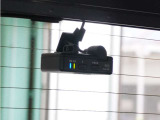 この車にはリアにもドライブレコーダーを装備しております◆映像・音声などを記録する自動車用の装置です。 もしもの事故の際の記録はもちろん、旅行の際の思い出としてドライブの映像を楽しむことができます。
