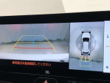 車の全周囲の画像が表示されます。運転席から見づらい個所なども、上空から見たような映像で確認できます。映像のきりかえも出来、後方確認だけでなく大変便利な機能です。