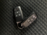 スマートキー機能を有しています!ドアロックの開閉やエンジン始動時にキーをポケットやカバンなどに携帯していればキーを挿さなくてもそのまま手ぶらで可能です!!