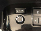 電動格納式ドアミラー付き。駐車場へ停めた時に、ボタン一つで左右のドアミラーをたたむ事ができます。