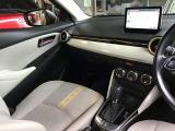 運転席は運転に集中出来るようなデザインになっており、操作のボタンも押しやすい位置にあります。