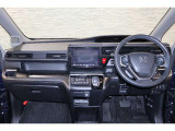操作性に優れた運転席となります!小物入れや各ボタンの配置にこだわり、使いやすいです!座り心地もよく視認性も良好なのでロングドライブもお任せ下さい!