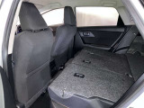 後部席は倒して大きな荷物や長い物も積むことが出来ますよ。