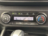 オートエアコンは温度を設定するだけで、自動で風量などを設定してくれます。運転しながら操作も必要ないので、安全性も向上します。