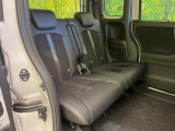 後部座席も気になるようなキズ・汚れやへたり等、大きなダメージはなく、良好な状態です。