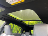 【ガラスルーフ】ガラスルーフ搭載で車内の解放感が一気にアップ!開放的なドライブをお楽しみいただけます。