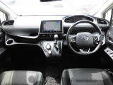 【運転席・インパネまわり】 ハンドル・シート・フロアーなど隅々までプロによるクリーニング済み☆彡キレイな車内でドライブが一層快適にお楽しみいただけます!!