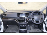 操作性に優れた運転席となります!小物入れや各ボタンの配置にこだわり、使いやすいです!座り心地もよく視認性も良好なのでロングドライブもお任せ下さい!