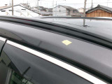 ルーフの運転席側前方にキズがあります。