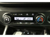 室内を快適温度にするオートエアコン!スイッチもシンプルで操作しやすく、オールシーズン快適なドライブに出かけられますね♪