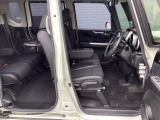 フロントシートです!!ベンチシートなので座席の移動もスムーズに出来ます!!足元も広く運転も楽ですよ!!